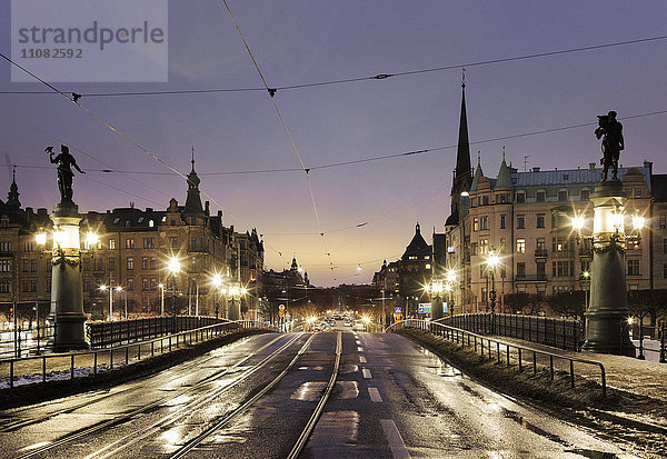Blick auf die Djurgardsbron-Brücke in der Abenddämmerung  Stockholm  Schweden