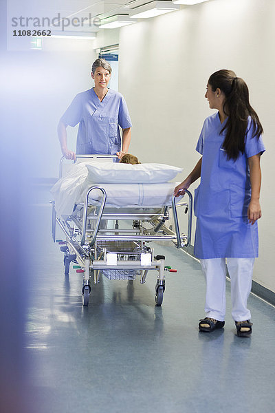 Krankenschwestern gehen durch den Korridor