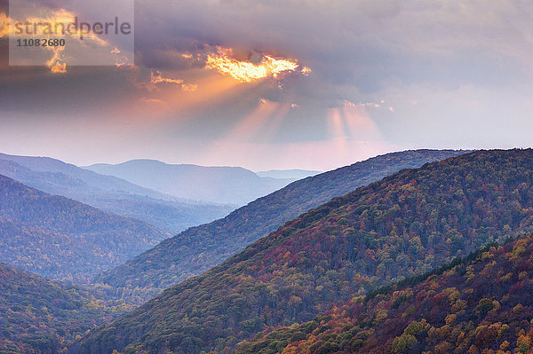 Sonnenuntergang über den Bergen  West Virginia  USA