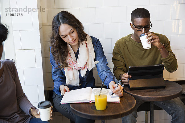 Menschen bei der Arbeit in einem Café  Stockholm  Schweden