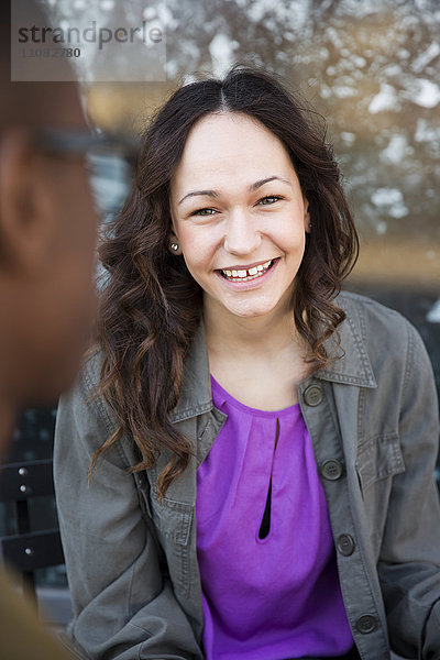 Porträt einer lächelnden jungen Frau