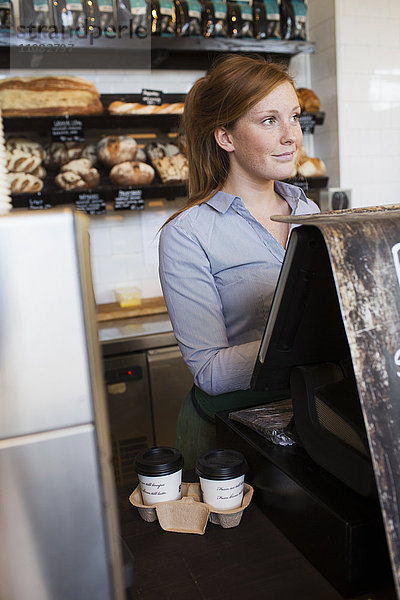 Junge Frau bei der Arbeit in einem Café  Stockholm  Schweden
