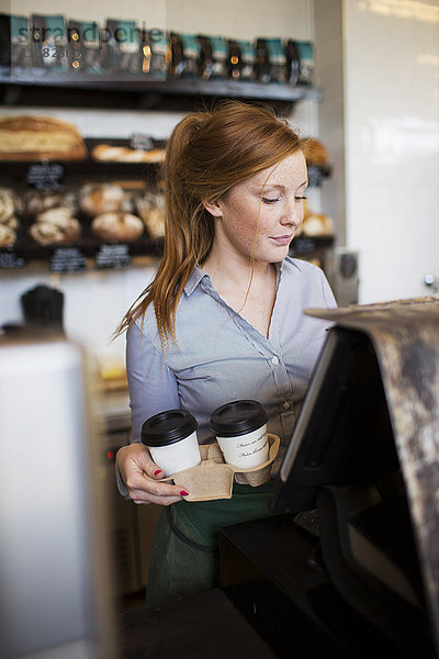 Junge Frau bei der Arbeit in einem Café  Stockholm  Schweden
