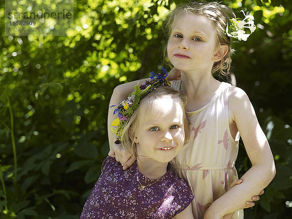 Zwei Mädchen mit Blumenkränzen