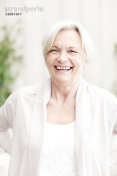 Porträt einer lächelnden älteren Frau