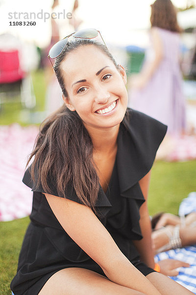 Lächelnde junge Frau beim Picknick