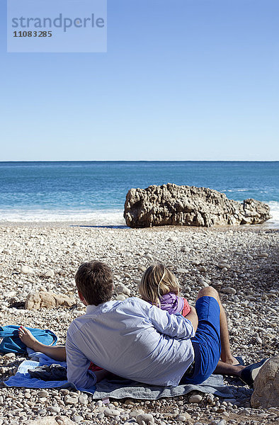 Junges Paar am Strand