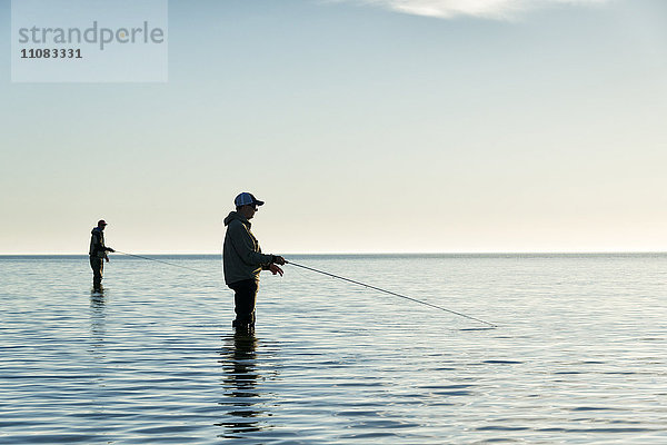 Männer beim Fischen auf See  Gotland  Schweden