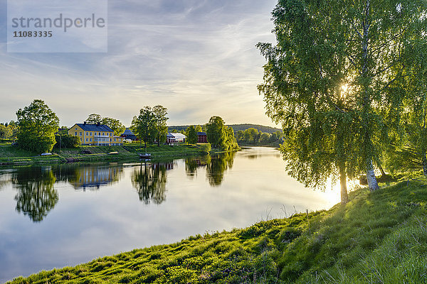 Gebäude  das sich im Wasser spiegelt  Dalalven  Dalarna  Schweden