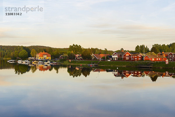 Gebäude  das sich im Wasser spiegelt  Dalalven  Dalarna  Schweden