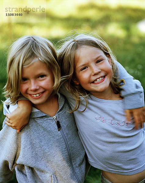 Porträt von zwei glücklichen Mädchen