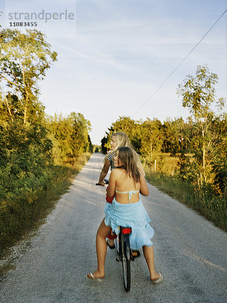 Mädchen auf dem Fahrrad  Gotland  Schweden