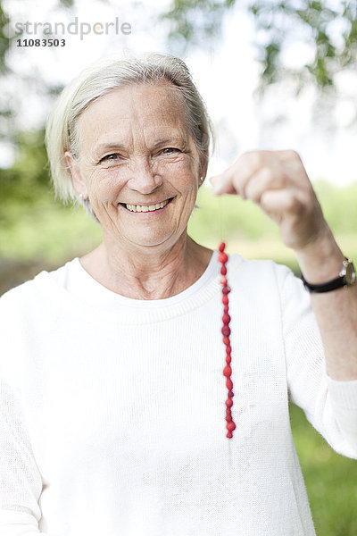 Glückliche Seniorin