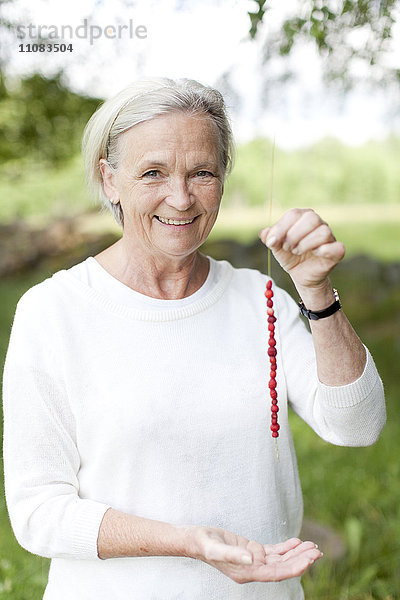 Glückliche Seniorin