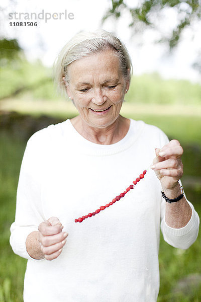 Glückliche Seniorin