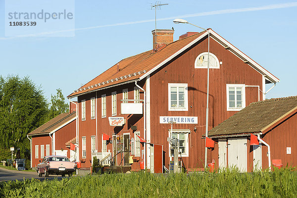 Cafe in einem Holzgebäude  Dalarna  Schweden