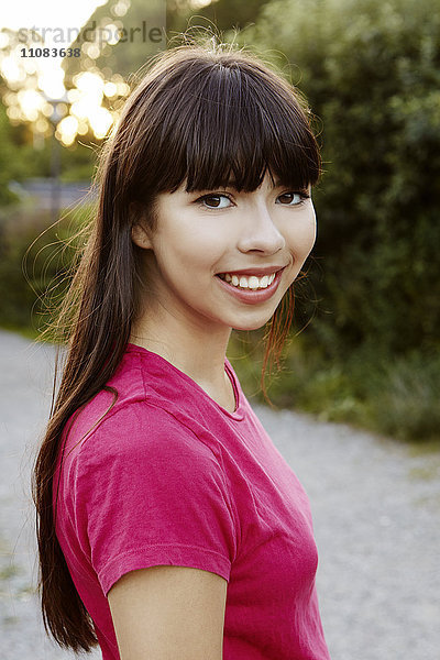 Lächelnde junge Frau schaut in die Kamera  Stockholm  Schweden