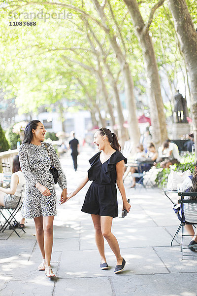 Lächelnde junge Frauen auf der Straße  New York City  USA