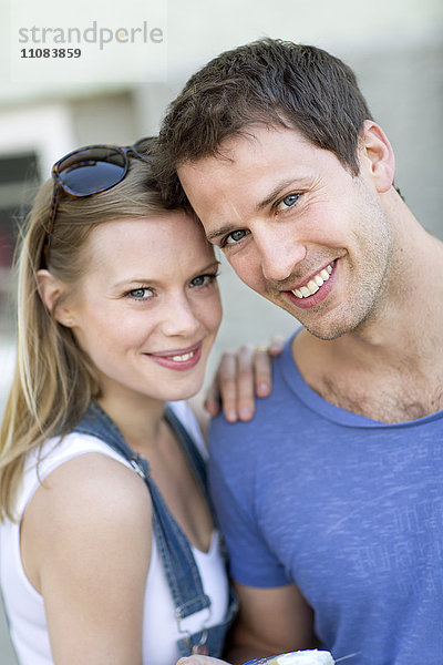 Porträt eines jungen lächelnden Paares  Stockholm  Schweden
