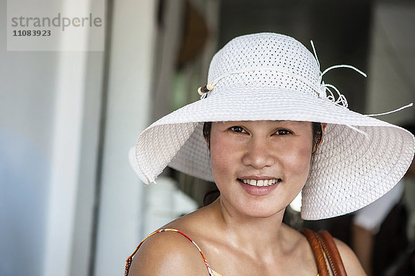 Porträt einer lächelnden Frau mit Sonnenhut  Thailand