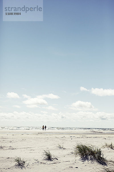 Ein Paar beim Spaziergang am Strand