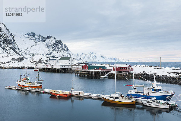 Im Hafen vertäute Boote  Lofoten  Norwegen