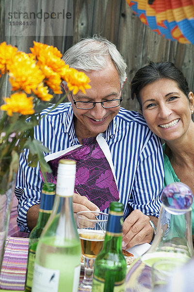 Älteres Paar bei einer Flusskrebs-Party  Schweden