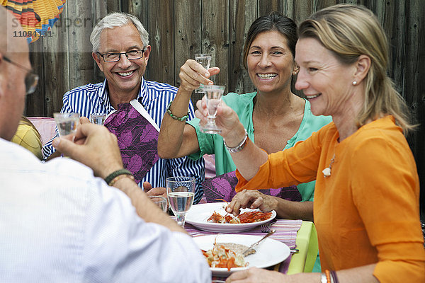 Menschen trinken auf einer Flusskrebs-Party  Schweden