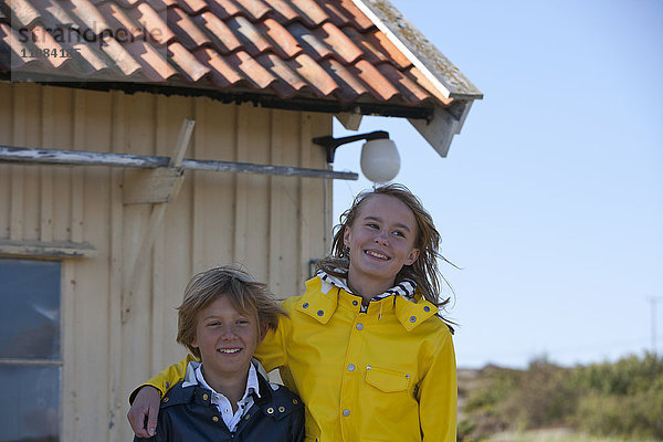 Bruder und Schwester zusammen  Vastkusten  Schweden