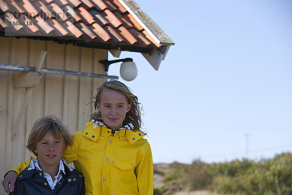 Bruder und Schwester zusammen  Vastkusten  Schweden