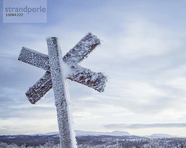 Vom Frost bedecktes Wanderwegschild  Harjedalen  Schweden