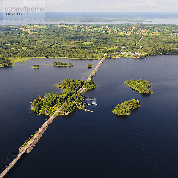Luftaufnahme der Insel mit Brücke  Siljan  Dalarna  Schweden
