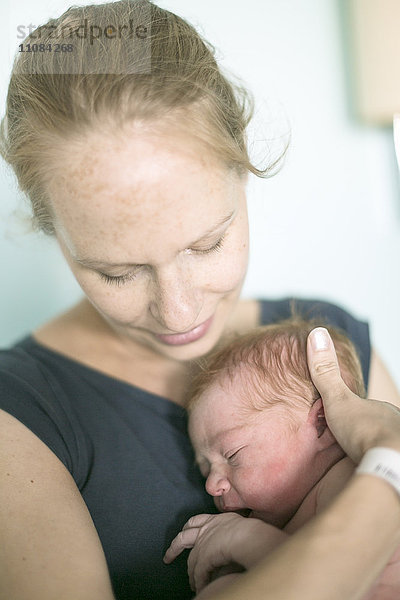 Mutter mit neugeborenem Baby  Danderyd  Stockholm  Schweden