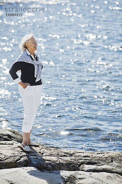 Ältere Frau mit Blick auf das Meer