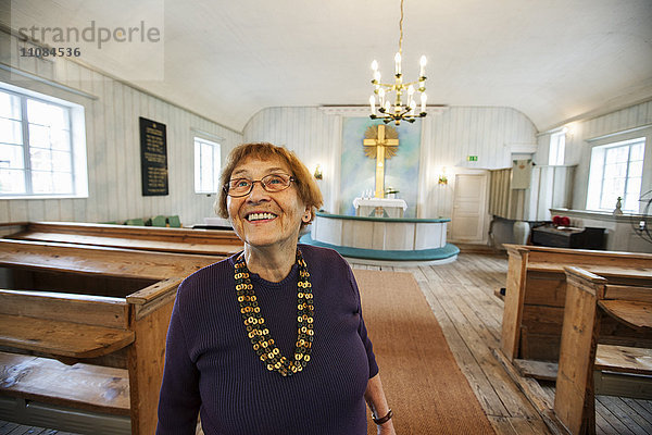 Lächelnde Seniorin in der Kirche