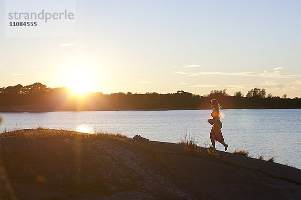 Silhouette einer Frau in der Abenddämmerung