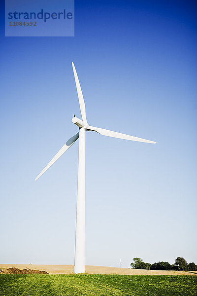 Windkraftanlage gegen blauen Himmel