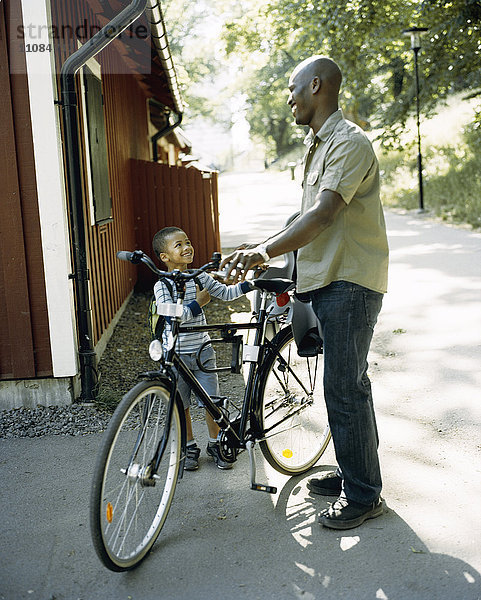 Vater mit Sohn auf dem Fahrrad