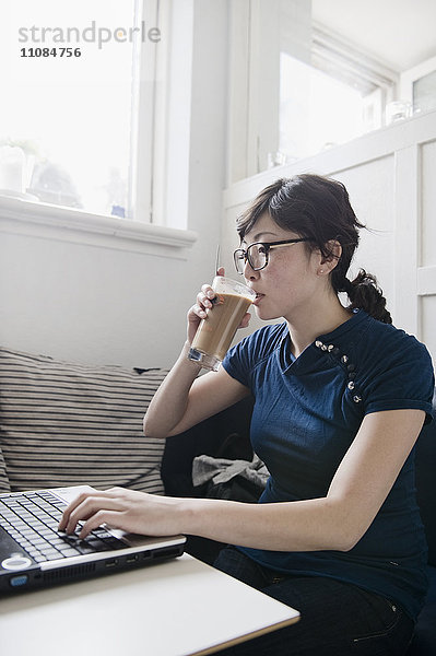 Frau benutzt Laptop im Büro