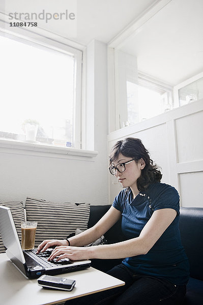 Frau benutzt Laptop im Büro