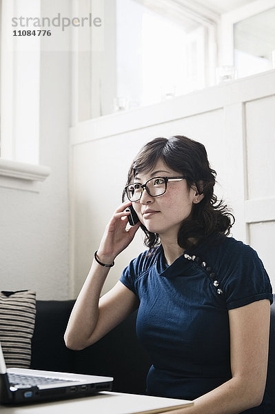 Frau am Telefon im Büro