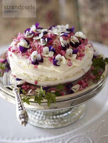 Ein mit Blumen verzierter Kuchen  Schweden.