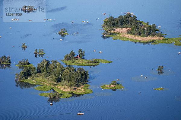 Inseln in einem See  Hjalmaren  Narke  Schweden.