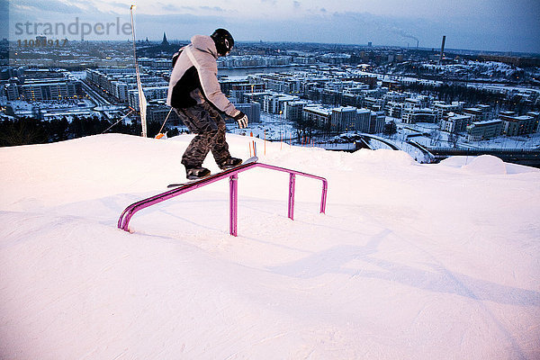 Ein Junge auf einem Snowboard  Schweden.