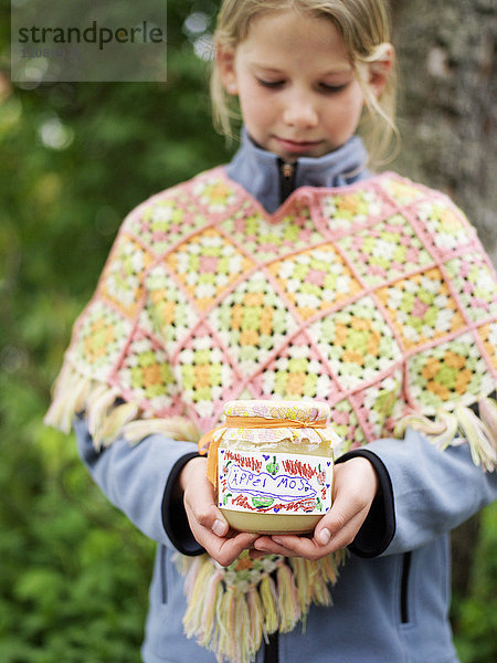 Ein Mädchen mit selbstgemachter Marmelade  Schweden.