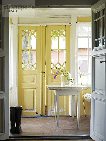 Eine gelbe Veranda mit Glasüberdachung  Schweden.