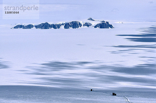 Raupenfahrzeuge auf dem Inlandeis der Antarktis.