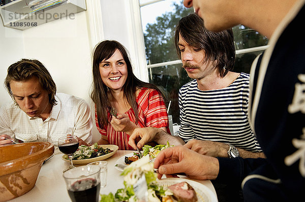 Menschen bei einer Dinnerparty  Schweden.