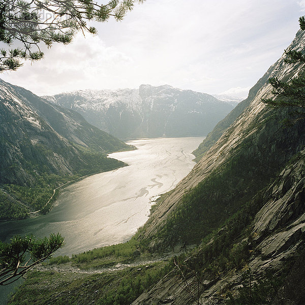 Berglandschaft mit einem Fjord  Norwegen.