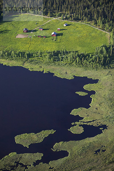 Luftaufnahme von Häusern an einem See  Schweden.